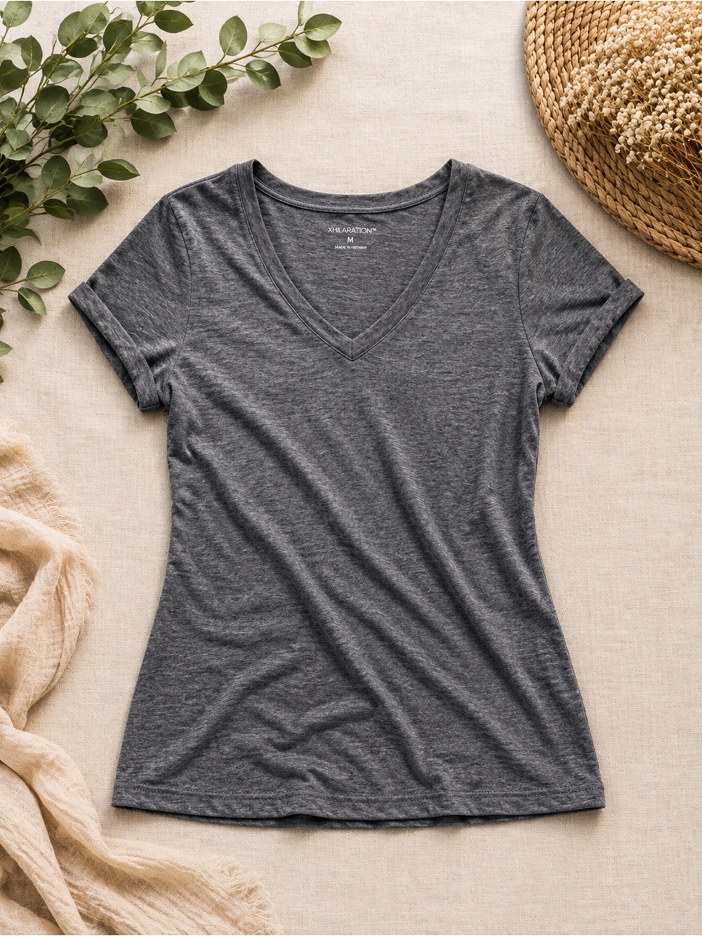 Mossimo women’s charcoal gray V-neck T-shirt in size Medium. 671